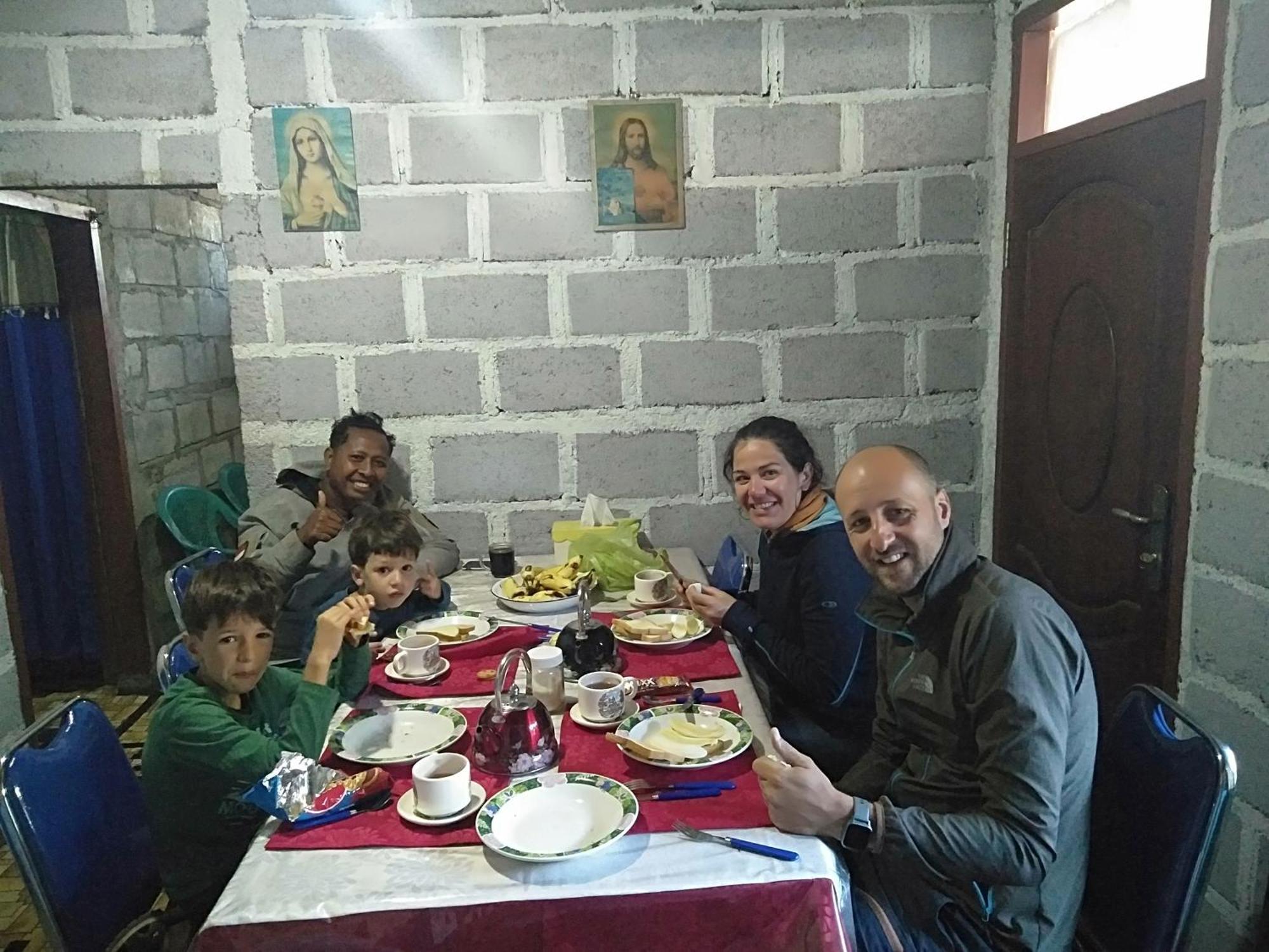 Arnolds Familly Homestay Bajawa Room photo